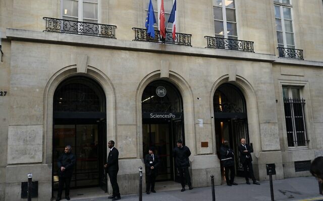 Photo d'illustration : Des agents de sécurité sont déployés devant l'entrée de l'Institut d'études politiques (Sciences Po Paris) après le rassemblement d'étudiants en faveur de la Palestine et de Gaza, qui s'est dispersé à Paris le 7 mai 2024. (Photo de Dimitar DILKOFF / AFP) Photo d'illustration : Des agents de sécurité sont déployés devant l'entrée de l'Institut d'études politiques (Sciences Po Paris) après le rassemblement d'étudiants en faveur de la Palestine et de Gaza, qui s'est dispersé à Paris le 7 mai 2024. (Photo de Dimitar DILKOFF / AFP)