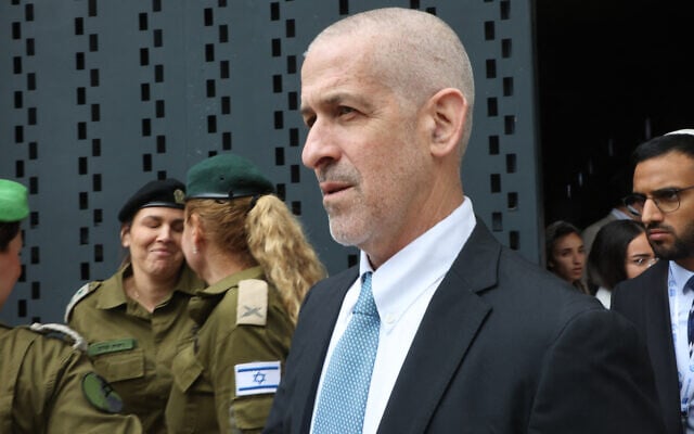 Ronen Bar, chef de l'agence de sécurité intérieure israélienne Shin Bet, assiste à une cérémonie de Yom HaZikaron au cimetière militaire du Mont Herzl à Jérusalem, le 13 mai 2024. (Crédit : GIL COHEN-MAGEN / POOL / AFP) Ronen Bar, chef de l'agence de sécurité intérieure israélienne Shin Bet, assiste à une cérémonie de Yom HaZikaron au cimetière militaire du Mont Herzl à Jérusalem, le 13 mai 2024. (Crédit : GIL COHEN-MAGEN / POOL / AFP)