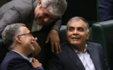 Mohsen Paknejad (à droite), alors candidat de l'Iran au poste de ministre du Pétrole, assiste à une session parlementaire dans la capitale Téhéran, le 17 août 2024, alors que le président iranien défend son choix de cabinet. (Crédit : ATTA KENARE / AFP)