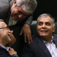 Mohsen Paknejad (à droite), alors candidat de l'Iran au poste de ministre du Pétrole, assiste à une session parlementaire dans la capitale Téhéran, le 17 août 2024, alors que le président iranien défend son choix de cabinet. (Crédit : ATTA KENARE / AFP)
