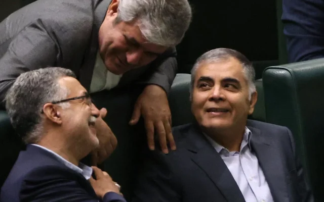 Mohsen Paknejad (à droite), alors candidat de l'Iran au poste de ministre du Pétrole, assiste à une session parlementaire dans la capitale Téhéran, le 17 août 2024, alors que le président iranien défend son choix de cabinet. (Crédit : ATTA KENARE / AFP) Mohsen Paknejad (à droite), alors candidat de l'Iran au poste de ministre du Pétrole, assiste à une session parlementaire dans la capitale Téhéran, le 17 août 2024, alors que le président iranien défend son choix de cabinet. (Crédit : ATTA KENARE / AFP)