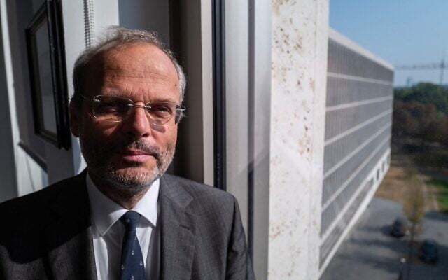 Le commissaire allemand à la vie juive et à la lutte contre l'antisémitisme, Felix Klein, dans son bureau au ministère de l'Intérieur, à Berlin, le 19 septembre 2024. (Crédit : John MacDougall/AFP) Le commissaire allemand à la vie juive et à la lutte contre l'antisémitisme, Felix Klein, dans son bureau au ministère de l'Intérieur, à Berlin, le 19 septembre 2024. (Crédit : John MacDougall/AFP)