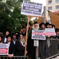 Des hommes ultra-orthodoxes protestent contre la conscription des Haredim dans l'armée israélienne, à Jérusalem, le 31 octobre 2024. (Crédit : Menahem Kahana/AFP)