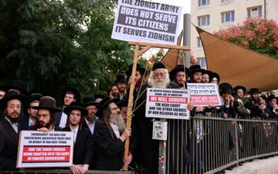 Des hommes ultra-orthodoxes protestent contre la conscription des Haredim dans l'armée israélienne, à Jérusalem, le 31 octobre 2024. (Crédit : Menahem Kahana/AFP)