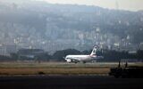 Un avion commercial de la compagnie Middle East Airlines s'apprêtant à décoller sur le tarmac de l'aéroport international de Beyrouth, le 1ᵉʳ novembre 2024. (Crédit : Anwar Amro/AFP)