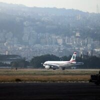 Un avion commercial de la compagnie Middle East Airlines s'apprêtant à décoller sur le tarmac de l'aéroport international de Beyrouth, le 1ᵉʳ novembre 2024. (Crédit : Anwar Amro/AFP)
