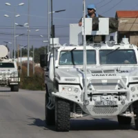 Des véhicules de la Force intérimaire des Nations Unies au Liban (FINUL) patrouillent dans la ville de Marjayoun, dans le sud-Liban, près de la frontière avec Israël, le 29 novembre 2024. (Crédit : AFP)