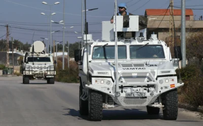 Des véhicules de la Force intérimaire des Nations Unies au Liban (FINUL) patrouillent dans la ville de Marjayoun, dans le sud-Liban, près de la frontière avec Israël, le 29 novembre 2024. (Crédit : AFP)
