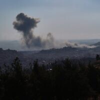 Des nuages de fumée s'échappent à la suite d'une frappe aérienne israélienne à la périphérie de Damas le 8 décembre 2014, après que des rebelles islamistes ont déclaré avoir pris la capitale syrienne lors d'une offensive éclair, faisant fuir le président Bachar al-Assad et mettant fin à cinq décennies de régime baasiste en Syrie. (Crédit : Omar Haj Kadour/AFP)
