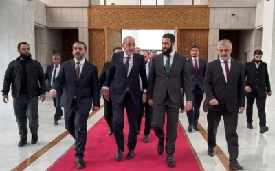 Le ministre jordanien des Affaires étrangères, Ayman Safadi (au centre à gauche), reçu par le chef du Hayat Tahrir al-Sham (HTS), Ahmed al-Sharaa (également connu sous le nom d'Abou Mohammad al-Jolani) (au centre à droite) à Damas le 23 décembre 2024. (Crédit : Ministère jordanien des Affaires étrangères / AFP)