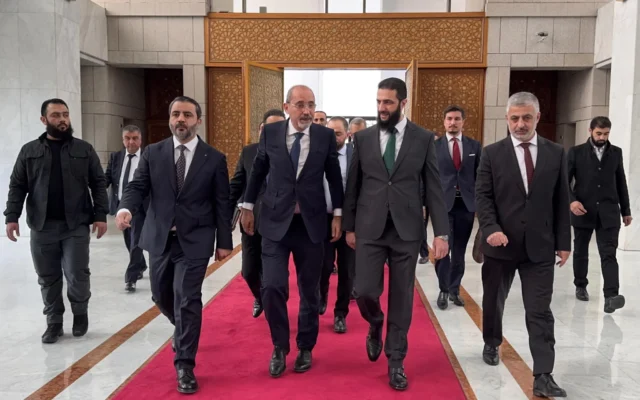 Le ministre jordanien des Affaires étrangères, Ayman Safadi (au centre à gauche), reçu par le chef du Hayat Tahrir al-Sham (HTS), Ahmed al-Sharaa (également connu sous le nom d'Abou Mohammad al-Jolani) (au centre à droite) à Damas le 23 décembre 2024. (Crédit : Ministère jordanien des Affaires étrangères / AFP) Le ministre jordanien des Affaires étrangères, Ayman Safadi (au centre à gauche), reçu par le chef du Hayat Tahrir al-Sham (HTS), Ahmed al-Sharaa (également connu sous le nom d'Abou Mohammad al-Jolani) (au centre à droite) à Damas le 23 décembre 2024. (Crédit : Ministère jordanien des Affaires étrangères / AFP)