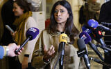 La députée d'Ensemble pour la République, Prisca Thévenot, s'adresse aux journalistes après la déclaration de politique générale du Premier ministre français aux députés à l'Assemblée nationale à Paris, le 14 janvier 2025. (Photo de Ludovic MARIN / AFP)