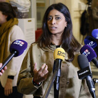 La députée d'Ensemble pour la République, Prisca Thévenot, s'adresse aux journalistes après la déclaration de politique générale du Premier ministre français aux députés à l'Assemblée nationale à Paris, le 14 janvier 2025. (Photo de Ludovic MARIN / AFP)