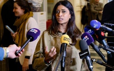 La députée d'Ensemble pour la République, Prisca Thévenot, s'adresse aux journalistes après la déclaration de politique générale du Premier ministre français aux députés à l'Assemblée nationale à Paris, le 14 janvier 2025. (Photo de Ludovic MARIN / AFP)