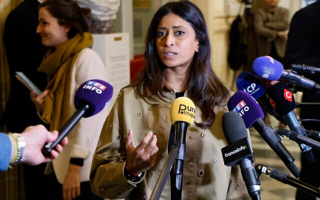 La députée d'Ensemble pour la République, Prisca Thévenot, s'adresse aux journalistes après la déclaration de politique générale du Premier ministre français aux députés à l'Assemblée nationale à Paris, le 14 janvier 2025. (Photo de Ludovic MARIN / AFP) La députée d'Ensemble pour la République, Prisca Thévenot, s'adresse aux journalistes après la déclaration de politique générale du Premier ministre français aux députés à l'Assemblée nationale à Paris, le 14 janvier 2025. (Photo de Ludovic MARIN / AFP)
