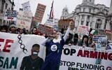 Des manifestants brandissant des pancartes lors d'une manifestation en faveur de la Palestine organisée par la Campagne de solidarité avec la Palestine, à Whitehall, dans le centre-ville de Londres, le 18 janvier 2025. (Crédit : Benjamin Cremel/AFP)