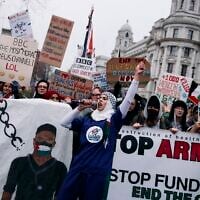 Des manifestants brandissant des pancartes lors d'une manifestation en faveur de la Palestine organisée par la Campagne de solidarité avec la Palestine, à Whitehall, dans le centre-ville de Londres, le 18 janvier 2025. (Crédit : Benjamin Cremel/AFP)