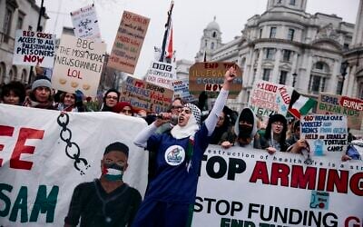 Des manifestants brandissant des pancartes lors d'une manifestation en faveur de la Palestine organisée par la Campagne de solidarité avec la Palestine, à Whitehall, dans le centre-ville de Londres, le 18 janvier 2025. (Crédit : Benjamin Cremel/AFP)