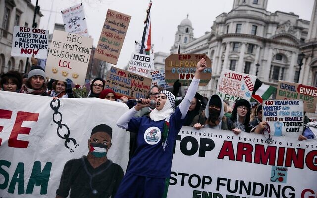 Des manifestants brandissant des pancartes lors d'une manifestation en faveur de la Palestine organisée par la Campagne de solidarité avec la Palestine, à Whitehall, dans le centre-ville de Londres, le 18 janvier 2025. (Crédit : Benjamin Cremel/AFP) Des manifestants brandissant des pancartes lors d'une manifestation en faveur de la Palestine organisée par la Campagne de solidarité avec la Palestine, à Whitehall, dans le centre-ville de Londres, le 18 janvier 2025. (Crédit : Benjamin Cremel/AFP)