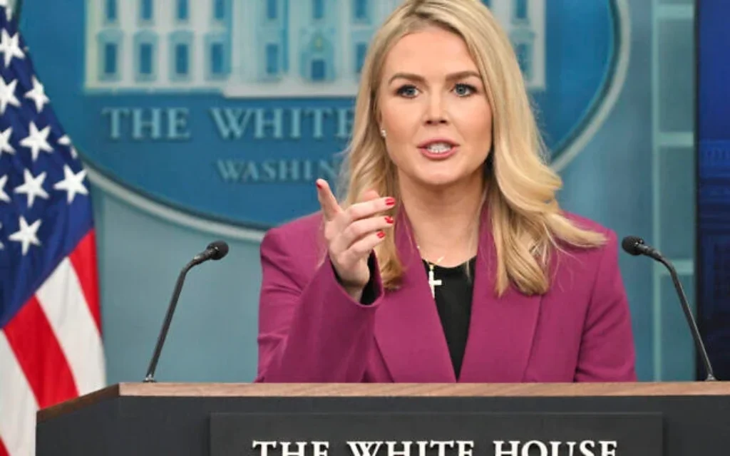 La secrétaire de presse de la Maison Blanche, Karoline Leavitt, s'exprimant lors du briefing quotidien dans la salle de briefing Brady de la Maison Blanche, à Washington, le 28 janvier 2025. (Crédit : Roberto Schmidt/AFP)