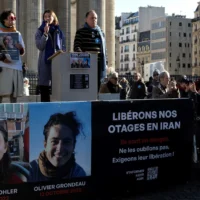 Rassemblement de proches à Paris en soutien aux ressortissants français détenus par l'Iran. Cécile Kohler, Jacques Paris et Olivier Grondeau le 1er février 2025. (Crédit : Sébastien DUPUY / AFP)