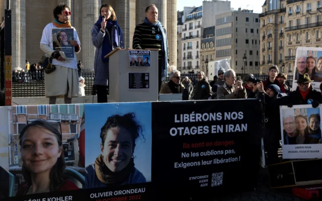Rassemblement de proches à Paris en soutien aux ressortissants français détenus par l'Iran. Cécile Kohler, Jacques Paris et Olivier Grondeau le 1er février 2025. (Crédit : Sébastien DUPUY / AFP) Rassemblement de proches à Paris en soutien aux ressortissants français détenus par l'Iran. Cécile Kohler, Jacques Paris et Olivier Grondeau le 1er février 2025. (Crédit : Sébastien DUPUY / AFP)