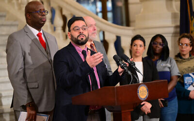 Le directeur exécutif de CAIR-Philadelphie, Ahmet Tekelioglu, s'exprime devant le Capitole de l'État de Pennsylvanie,  à Harrisburg, le 5 février 2025. (Lisa Lake / GETTY IMAGES NORTH AMERICA / Getty Images via AFP)