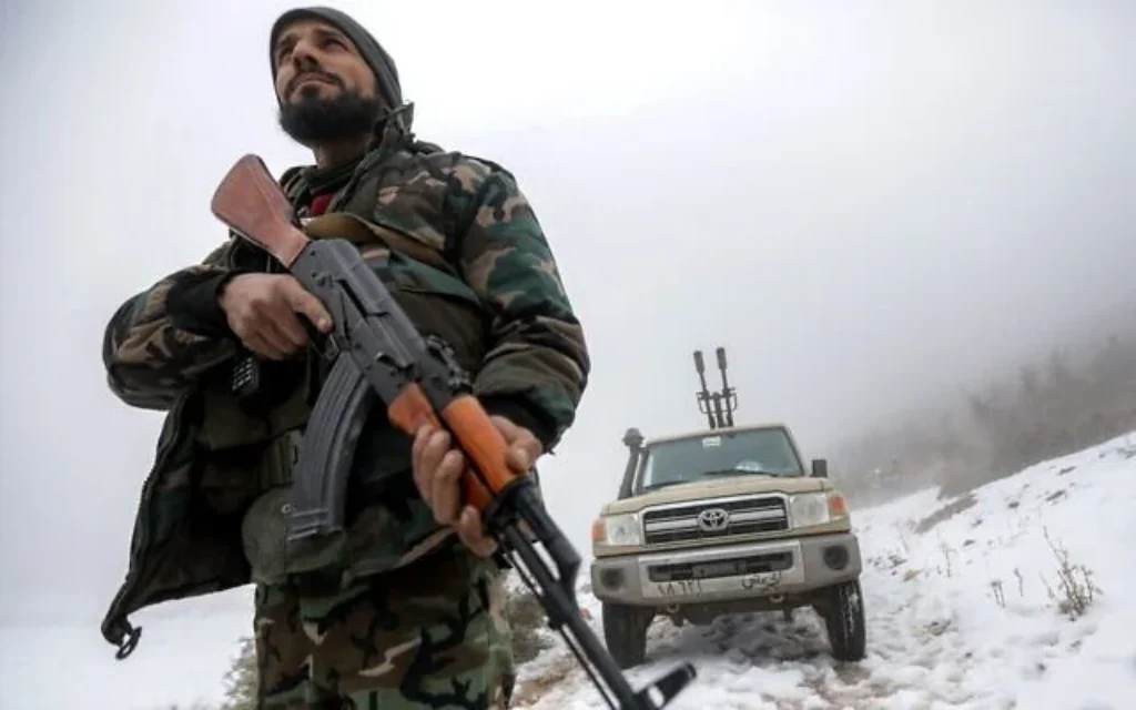 Des combattants fidèles au gouvernement intérimaire syrien se déployant à un poste situé le long de la chaîne de montagnes de l'Anti-Liban, près d'al-Qousseir, à l'ouest de la province syrienne de Homs, le 10 février 2025. (Crédit : Bakr Alkasem/AFP)