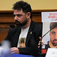 Gal Dalal parle de son frère, Guy Gilboa-Dalal, qui est actuellement retenu en otage par le Hamas, lors d'une table ronde avec la commission des Affaires étrangères de la Chambre des représentants dans le Rayburn House Office Building, le 12 février 2025 à Washington, DC. (Photo de Kayla Bartkowski / GETTY IMAGES NORTH AMERICA / Getty Images via AFP)