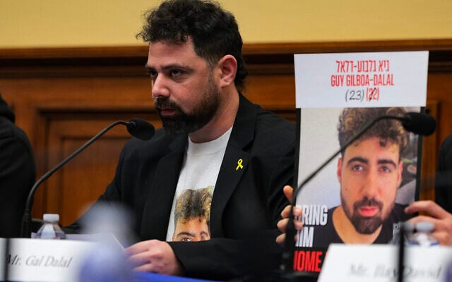 Gal Dalal parle de son frère, Guy Gilboa-Dalal, qui est actuellement retenu en otage par le Hamas, lors d'une table ronde avec la commission des Affaires étrangères de la Chambre des représentants dans le Rayburn House Office Building, le 12 février 2025 à Washington, DC. (Photo de Kayla Bartkowski / GETTY IMAGES NORTH AMERICA / Getty Images via AFP) Gal Dalal parle de son frère, Guy Gilboa-Dalal, qui est actuellement retenu en otage par le Hamas, lors d'une table ronde avec la commission des Affaires étrangères de la Chambre des représentants dans le Rayburn House Office Building, le 12 février 2025 à Washington, DC. (Photo de Kayla Bartkowski / GETTY IMAGES NORTH AMERICA / Getty Images via AFP)