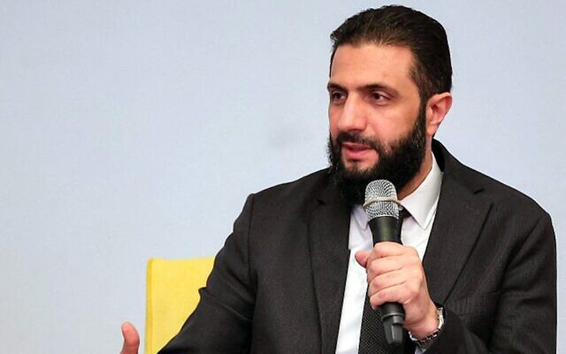 Le dirigeant par intérim de la Syrie, Ahmed al-Sharaa, assistant à une réunion avec des responsables et des dirigeants locaux dans la ville côtière de Lattaquié, à l'ouest du pays, le 16 février 2025. (Crédit : Présidence syrienne/AFP)