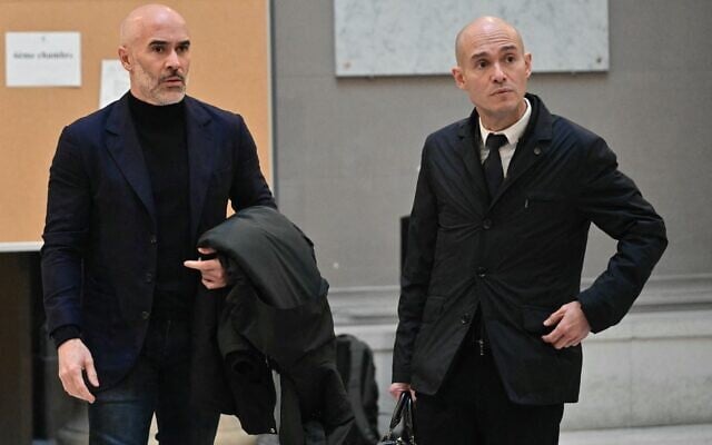 Le chef du groupe Perrino, Antony Perrino (à gauche), se tient devant le tribunal correctionnel de Marseille, dans le sud de la France, le 24 février 2025, au premier jour d'un procès international pour blanchiment d'argent qui impliquerait le gang criminel corse du « Petit Bar ». (Crédit : Miguel MEDINA / AFP) Le chef du groupe Perrino, Antony Perrino (à gauche), se tient devant le tribunal correctionnel de Marseille, dans le sud de la France, le 24 février 2025, au premier jour d'un procès international pour blanchiment d'argent qui impliquerait le gang criminel corse du « Petit Bar ». (Crédit : Miguel MEDINA / AFP)