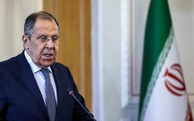 Le ministre russe des Affaires étrangères, Sergueï Lavrov, donne une conférence de presse conjointe avec le ministre iranien des Affaires étrangères au siège du ministère des Affaires étrangères à Téhéran, le 25 février 2025. (ATTA KENARE / AFP)