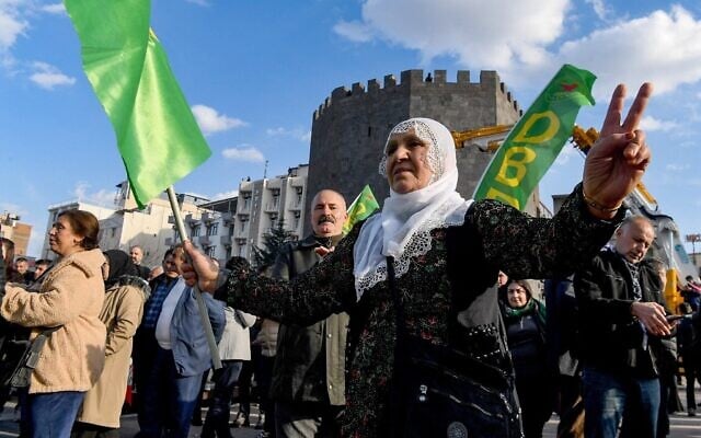 Des partisans réagissant après que le dirigeant emprisonné du Parti des travailleurs du Kurdistan (PKK), Abdullah Öcalan, 75 ans, a appelé le PKK à désarmer et à se dissoudre, à Diyarbakir, dans le sud-est de la Turquie, le 27 février 2025 (Crédit : Ilyas Akengin/AFP)