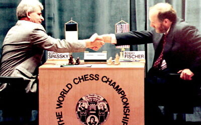Le maître d'échecs d'origine russe Boris Spassky (à gauche) serre la main du maître américain Bobby Fischer (à droite) au début de leur premier match à l'hôtel Maestral à Sveti Stefan, le 2 septembre 1992. (Crédit : afp)