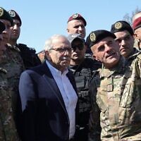 Un officier de l'armée libanaise montrant au Premier ministre libanais Nawaf Salam une position militaire israélienne à l'horizon, dans le village de Khiam, au sud du pays, le 28 février 2025. (Crédit : Rabih Daher/AFP)