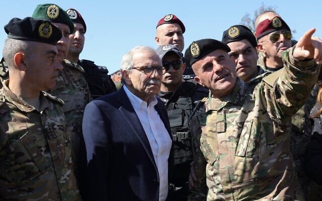 Un officier de l'armée libanaise montrant au Premier ministre libanais Nawaf Salam une position militaire israélienne à l'horizon, dans le village de Khiam, au sud du pays, le 28 février 2025. (Crédit : Rabih Daher/AFP)