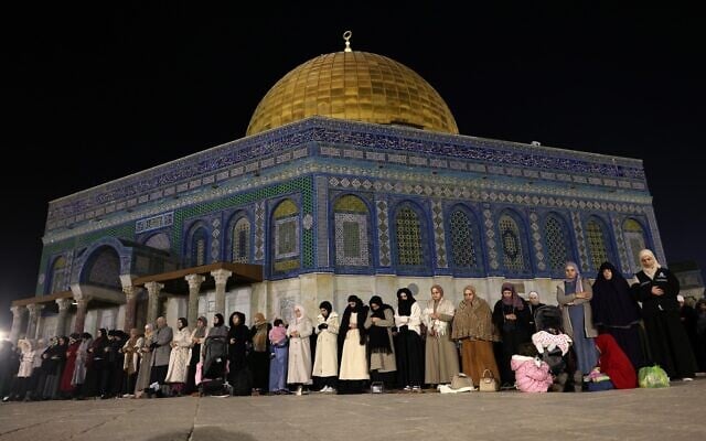 Des fidèles palestiniens accomplissant une prière du soir appelée « Tarawih » devant le Dôme du Rocher, dans l'enceinte de la mosquée Al-Aqsa, à Jérusalem, à la veille du début du ramadan, le 28 février 2025. (Crédit : Ahmad Gharaibli/AFP)