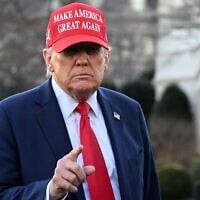 Le président américain Donald Trump pointant du doigt les journalistes alors qu'il s'apprête à quitter la Maison Blanche pour son complexe de Mar-a-Lago à Palm Beach, en Floride, à Washington, le 28 février 2025. (Crédit : Saul Loeb/AFP)