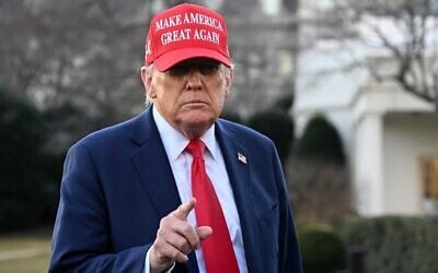 Le président américain Donald Trump pointant du doigt les journalistes alors qu'il s'apprête à quitter la Maison Blanche pour son complexe de Mar-a-Lago à Palm Beach, en Floride, à Washington, le 28 février 2025. (Crédit : Saul Loeb/AFP)