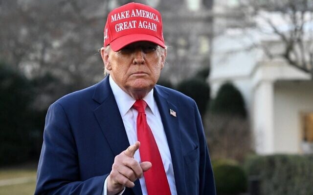 Le président américain Donald Trump pointant du doigt les journalistes alors qu'il s'apprête à quitter la Maison Blanche pour son complexe de Mar-a-Lago à Palm Beach, en Floride, à Washington, le 28 février 2025. (Crédit : Saul Loeb/AFP) Le président américain Donald Trump pointant du doigt les journalistes alors qu'il s'apprête à quitter la Maison Blanche pour son complexe de Mar-a-Lago à Palm Beach, en Floride, à Washington, le 28 février 2025. (Crédit : Saul Loeb/AFP)