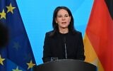 La ministre allemande des Affaires étrangères, Annalena Baerbock, faisant une déclaration à la presse sur le soutien de l'Ukraine, au ministère des Affaires étrangères, à Berlin, le 1er mars 2025. (Crédit : Ralf Hirschberger/AFP)