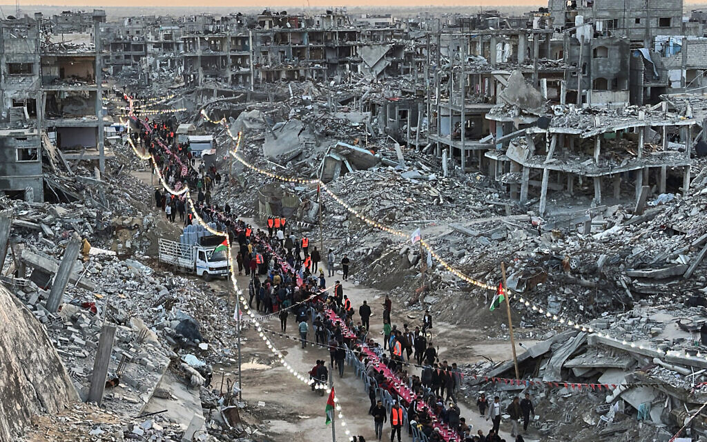 Des Palestiniens se rassemblent pour un iftar communautaire, ou repas de rupture du jeûne, le premier jour du mois sacré musulman du Ramadan à Rafah, dans le sud de la bande de Gaza, le 1er mars 2025. (AFP)