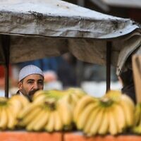 Un vendeur de rue attend des clients près de son stand de bananes dans la ville de Jaramana, à majorité druze, dans la campagne de Damas, le 2 mars 2025. (Bakr Alkasem/AFP)