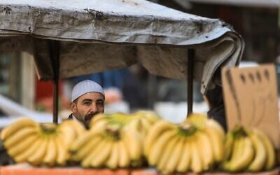 Un vendeur de rue attend des clients près de son stand de bananes dans la ville de Jaramana, à majorité druze, dans la campagne de Damas, le 2 mars 2025. (Bakr Alkasem/AFP)