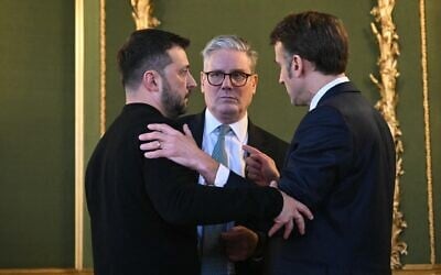(de gauche à droite) Le président ukrainien Volodymyr Zelensky, le Premier ministre britannique Keir Starmer et le président français Emmanuel Macron s'entretiennent après avoir tenu un sommet à la Lancaster House, dans le centre de Londres, le 2 mars 2025. (JUSTIN TALLIS / POOL / AFP)