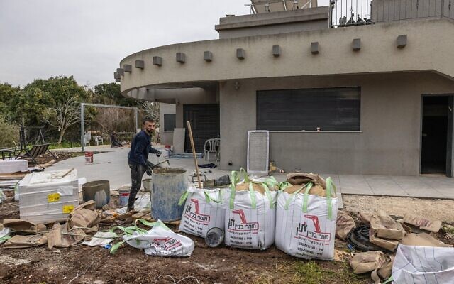 Des ouvriers rénovant une maison dans le kibboutz de Hanita, au nord d'Israël, près de la frontière avec le Liban, le 3 mars 2025. (Crédit : Menahem Kahana/AFP) Des ouvriers rénovant une maison dans le kibboutz de Hanita, au nord d'Israël, près de la frontière avec le Liban, le 3 mars 2025. (Crédit : Menahem Kahana/AFP)