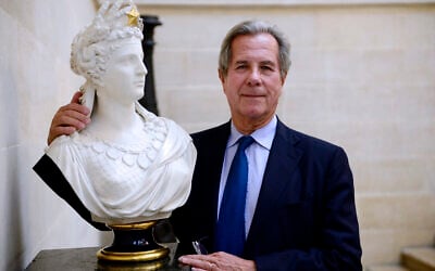 Le président du Conseil constitutionnel français Jean-Louis Debré pose avec un buste au siège du Conseil constitutionnel français le 1er octobre 2013, à Paris, à la veille du 55e anniversaire de la constitution française. L'ancien président français du Conseil constitutionnel français et de l'Assemblée nationale française Jean-Louis Debré est décédé le 4 mars 2025. (Crédit : Eric Feferberg / AFP)