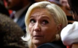 La présidente du Rassemblement National, Marine Le Pen, assiste à une séance de questions au gouvernement à l'Assemblée nationale, chambre basse du Parlement français, à Paris, le 4 mars 2025. (Crédit 
: Ludovic MARIN / AFP)