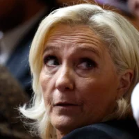 La présidente du Rassemblement National, Marine Le Pen, assiste à une séance de questions au gouvernement à l'Assemblée nationale, chambre basse du Parlement français, à Paris, le 4 mars 2025. (Crédit 
: Ludovic MARIN / AFP)
